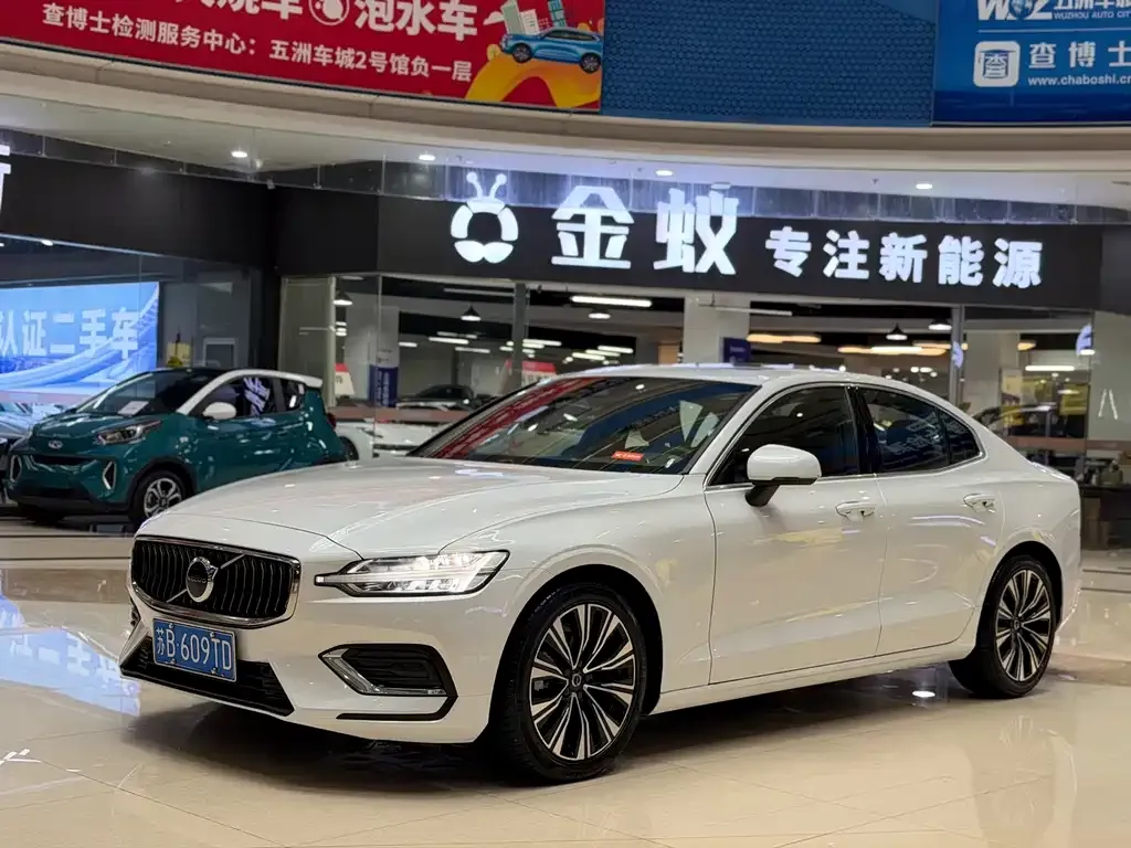 Volvo S60 — фото 1