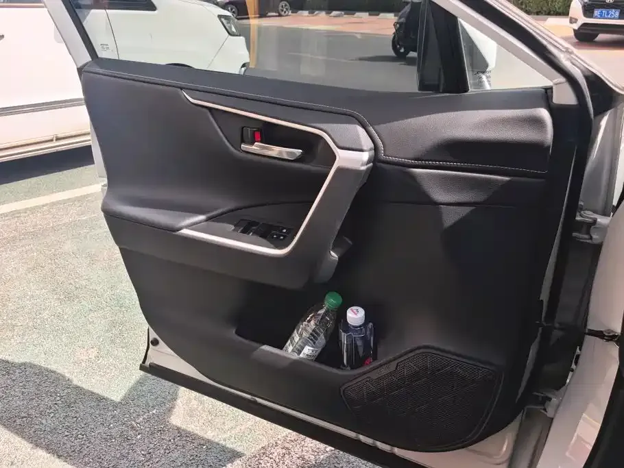 Toyota RAV4 — фото 8