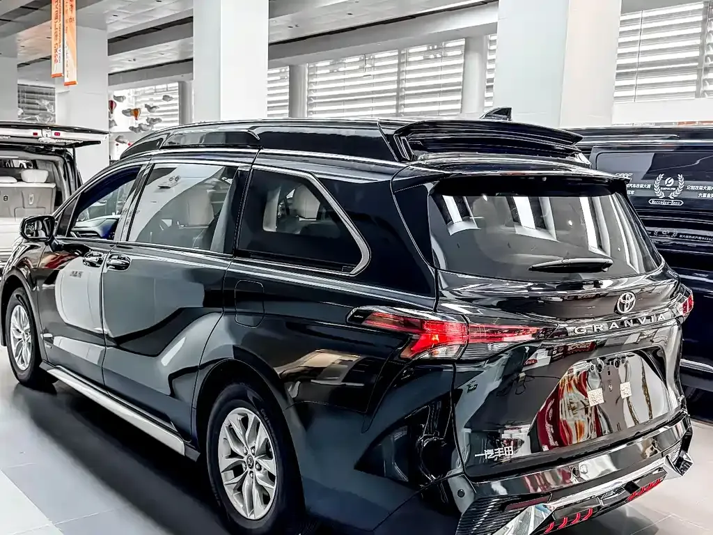 Toyota Granvia — фото 9