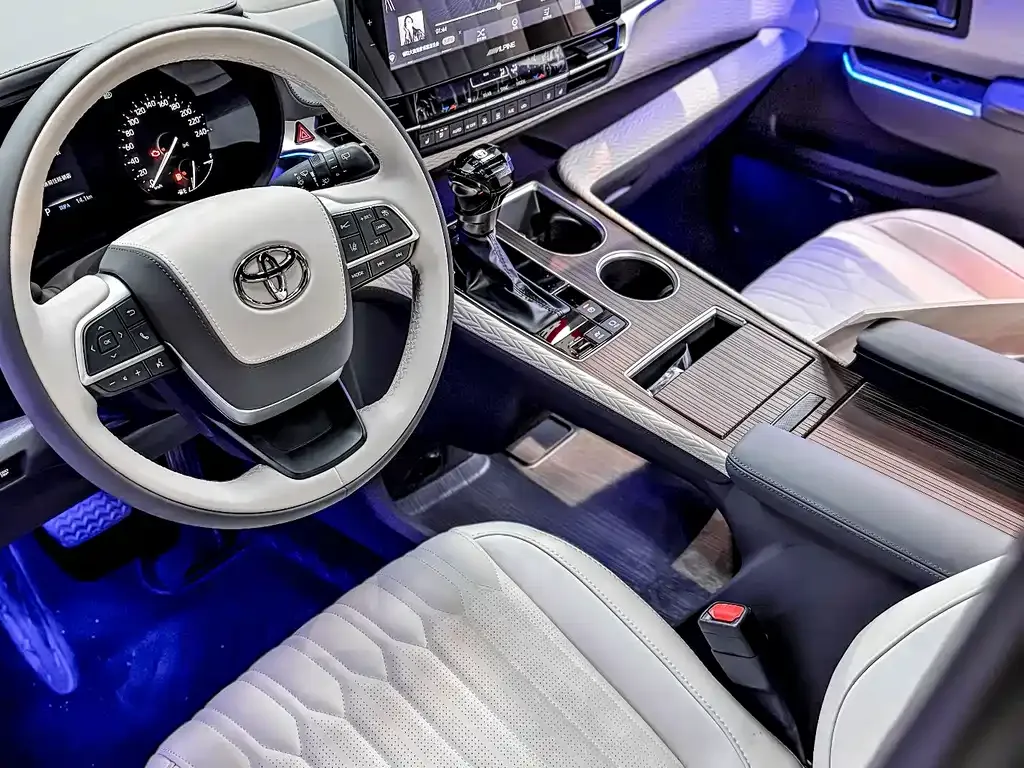 Toyota Granvia — фото 2