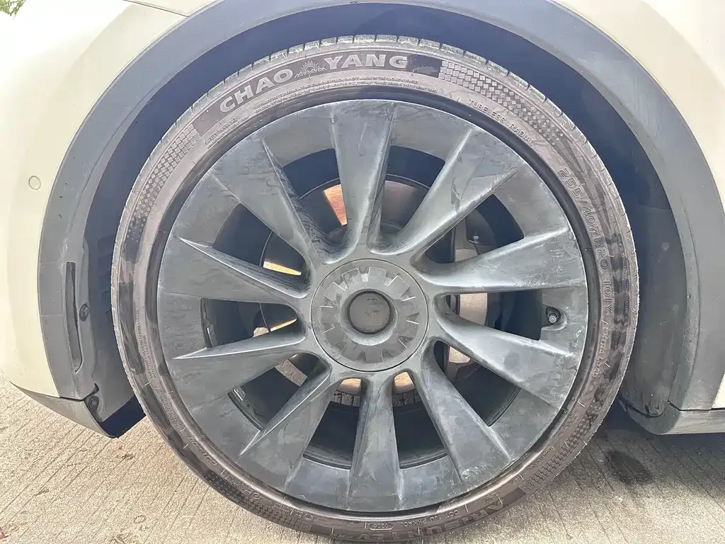 Tesla Model Y — фото 10