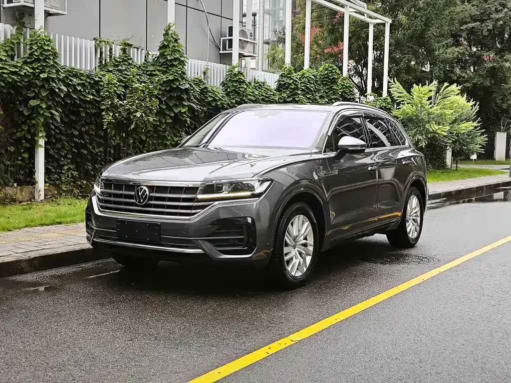 Volkswagen Touareg — фото 1