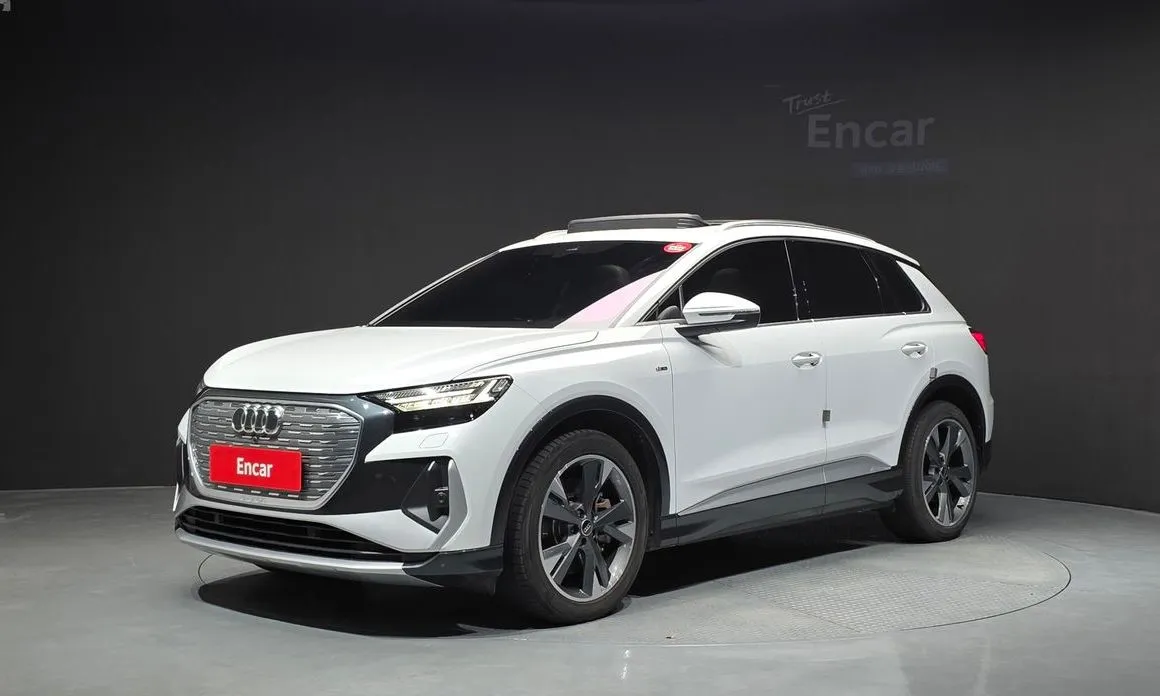 Audi Q4 e-tron — фото 1