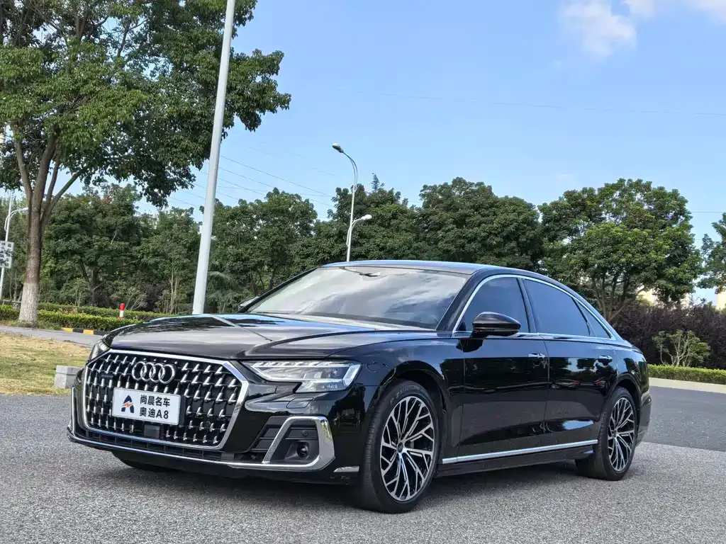 Audi A8 — фото 1