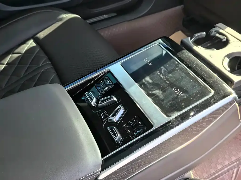Audi A8 — фото 6