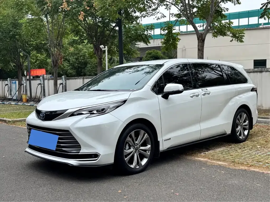 Toyota Sienna — фото 1