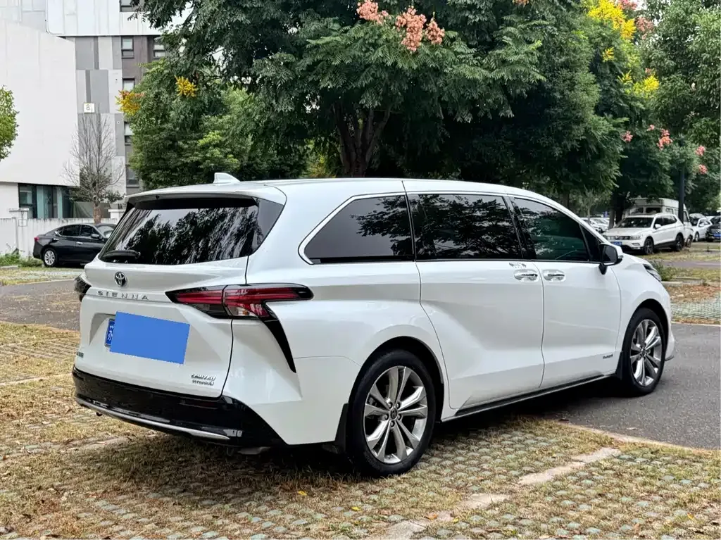 Toyota Sienna — фото 5