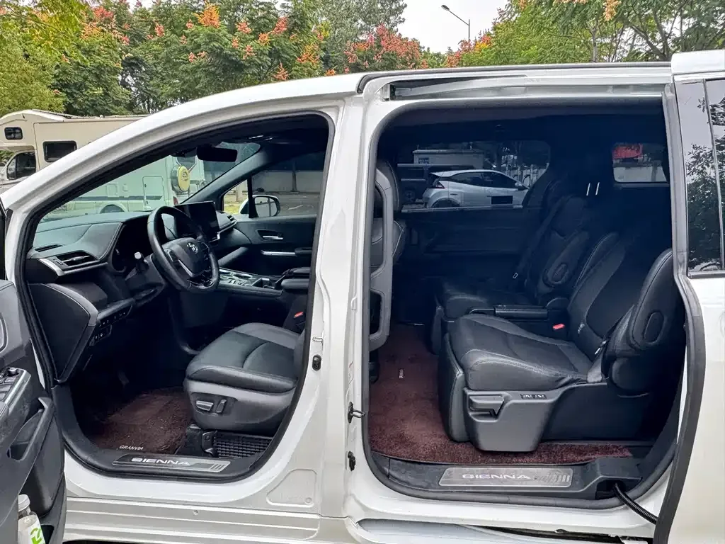 Toyota Sienna — фото 10