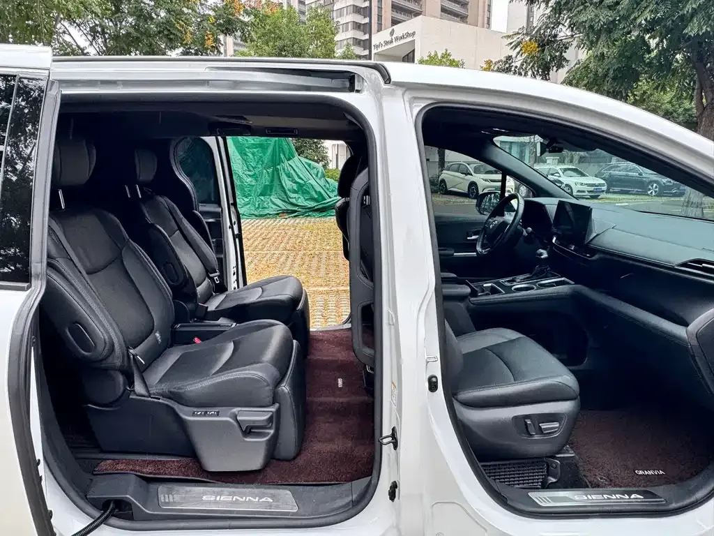 Toyota Sienna — фото 2