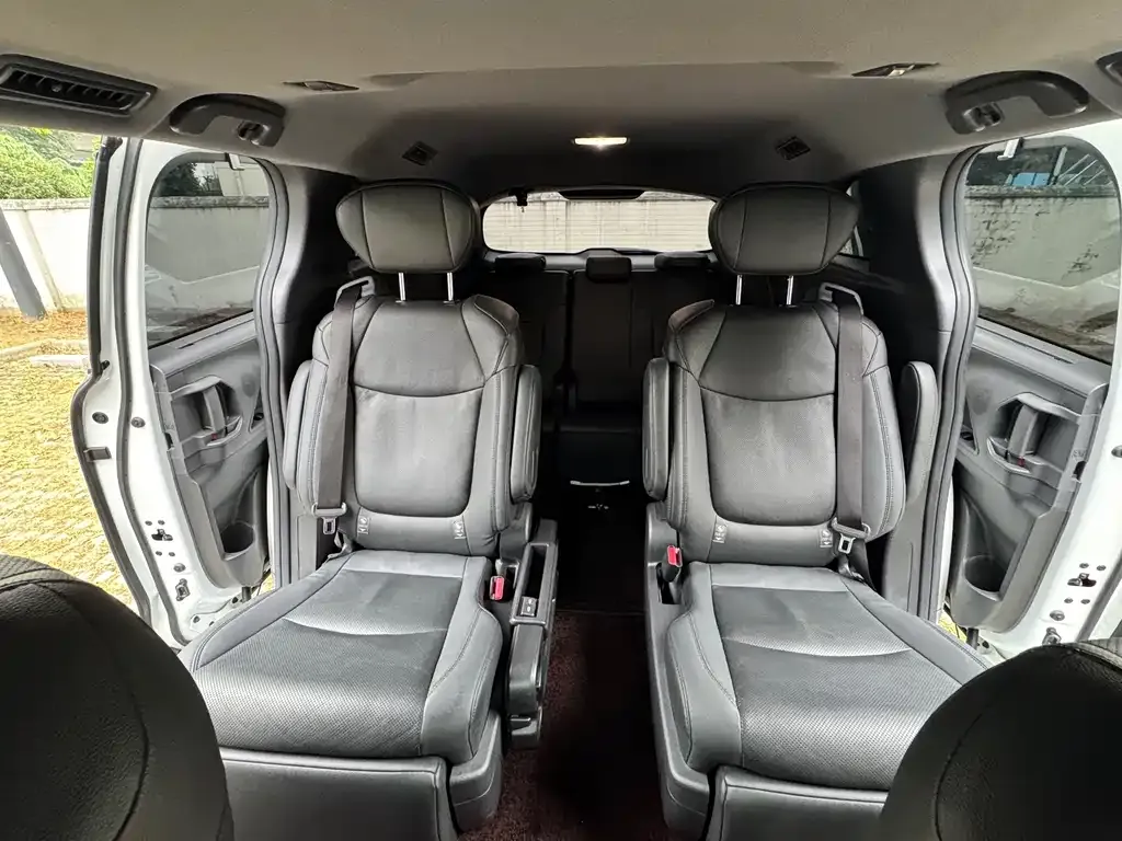 Toyota Sienna — фото 7