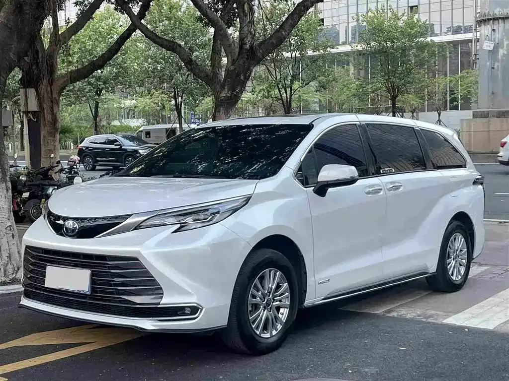 Toyota Sienna — фото 1