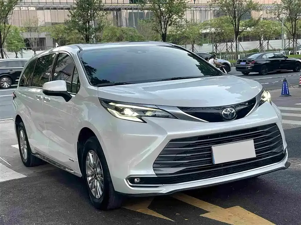Toyota Sienna — фото 7
