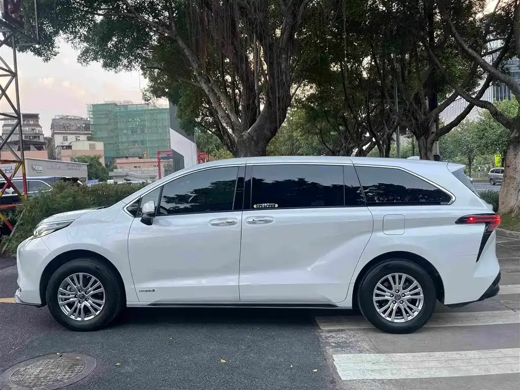 Toyota Sienna — фото 9