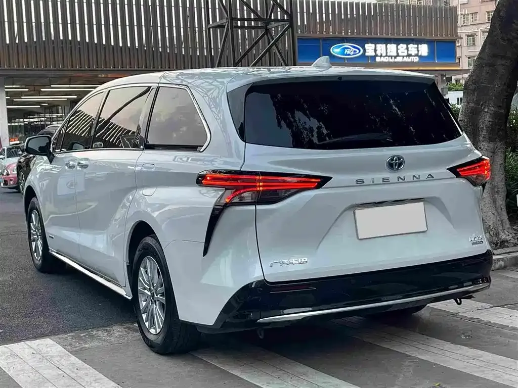 Toyota Sienna — фото 10