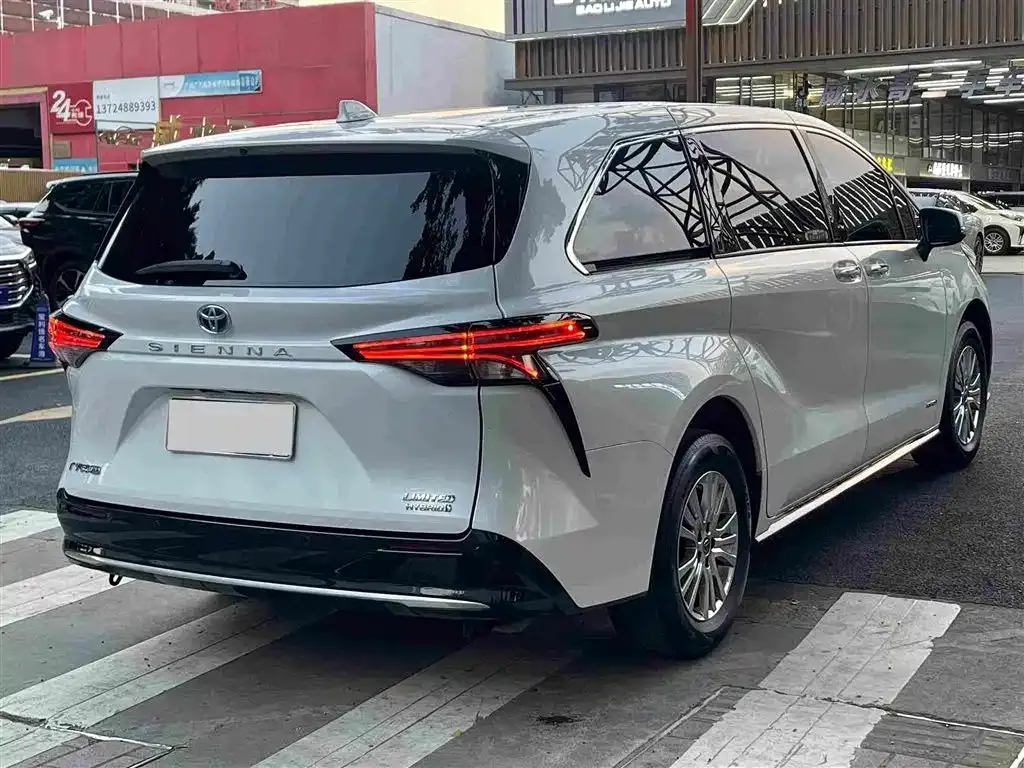 Toyota Sienna — фото 8