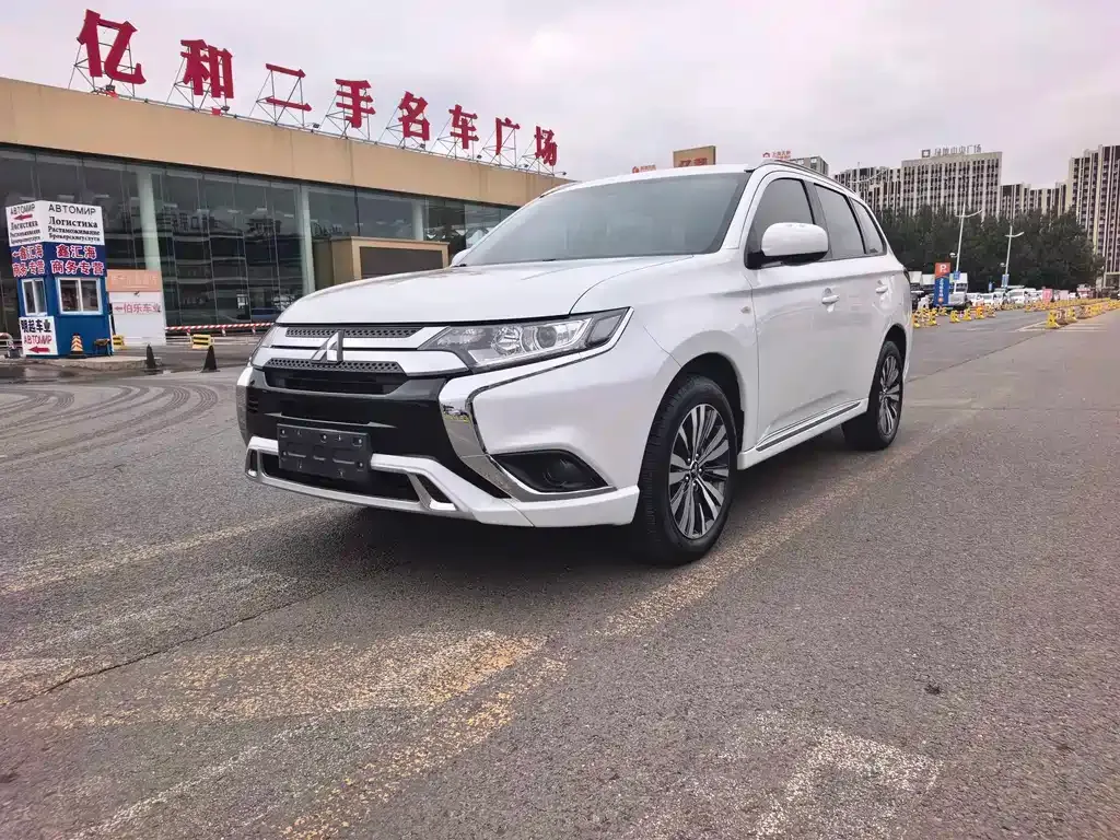 Mitsubishi Outlander — фото 1