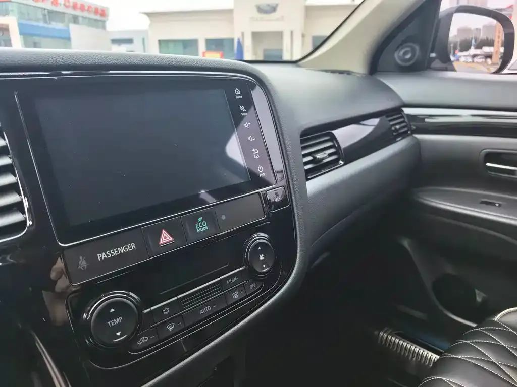 Mitsubishi Outlander — фото 10