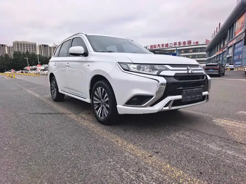 Mitsubishi Outlander — фото 9