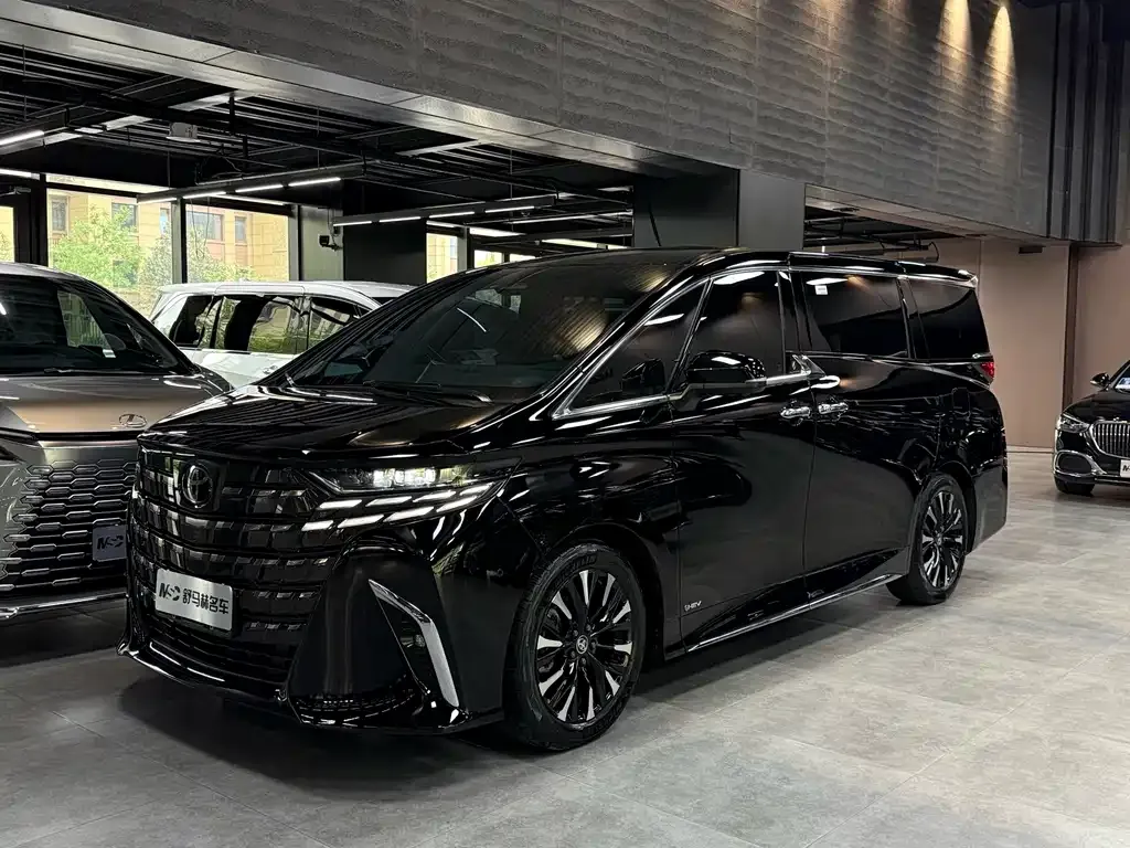Toyota Alphard — фото 1