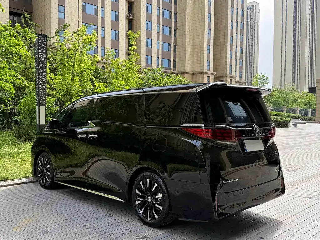 Toyota Alphard — фото 4