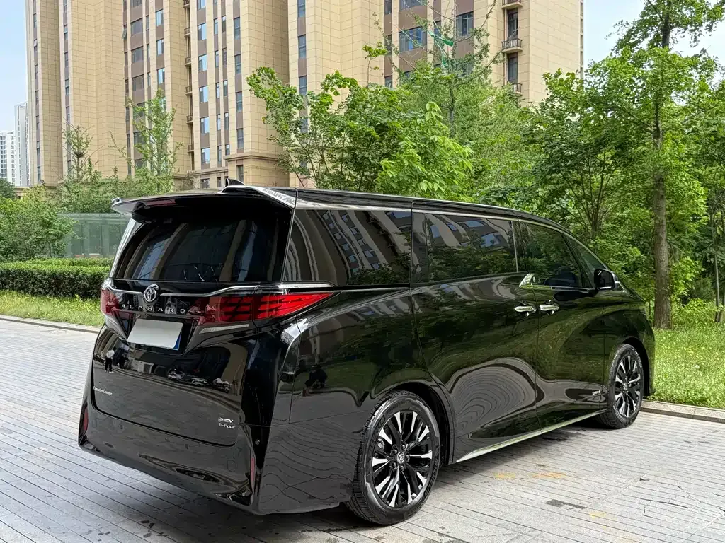 Toyota Alphard — фото 3