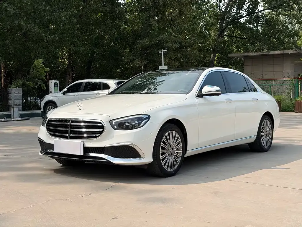 Mercedes-Benz E-Class — фото 1