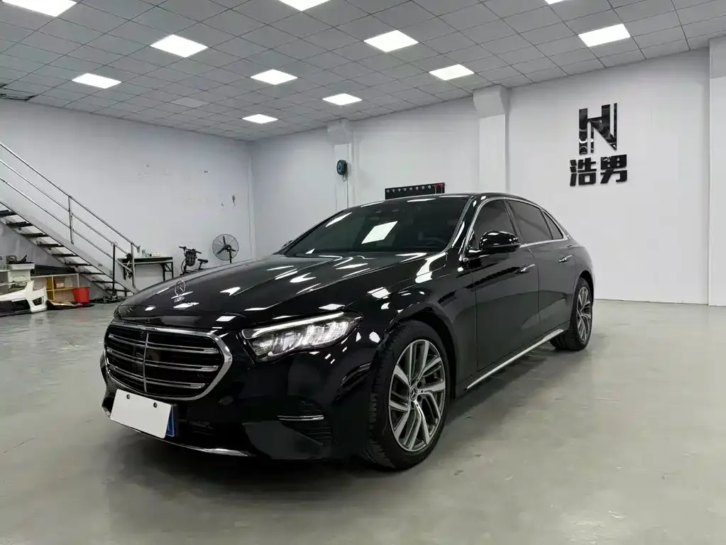 Mercedes-Benz E-Class — фото 1