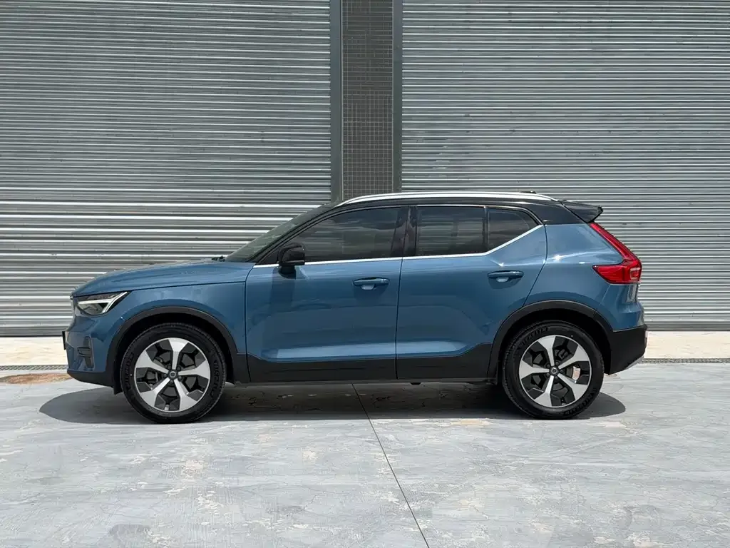 Volvo XC40 — фото 4
