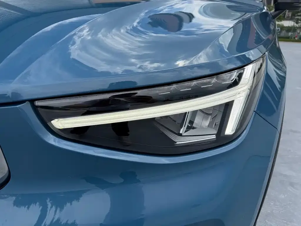 Volvo XC40 — фото 9