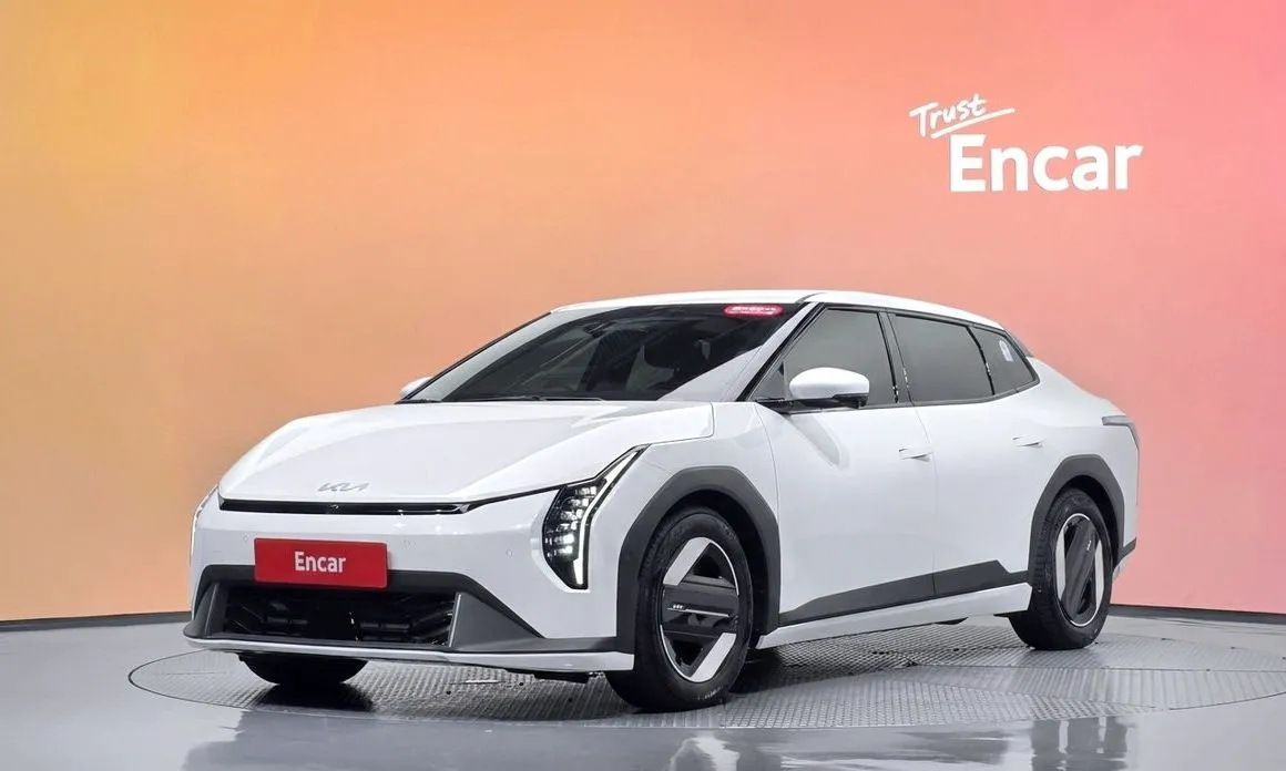 Kia EV4 — фото 1