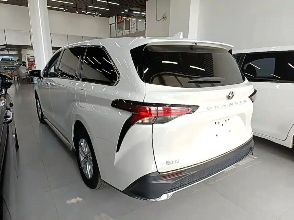 Toyota Granvia — фото 2