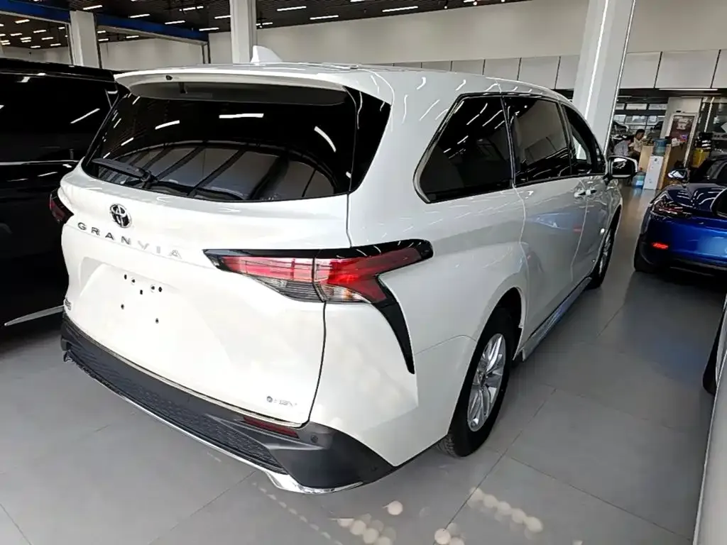 Toyota Granvia — фото 4