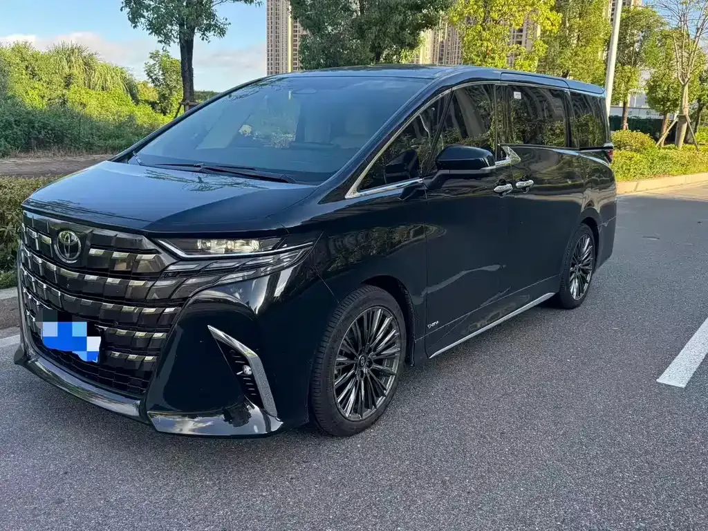 Toyota Alphard — фото 1