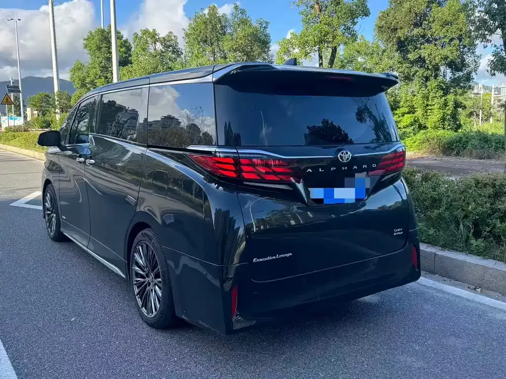Toyota Alphard — фото 7
