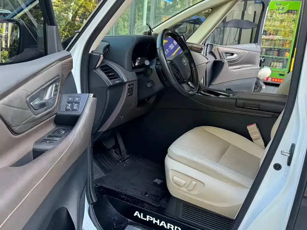 Toyota Alphard — фото 2