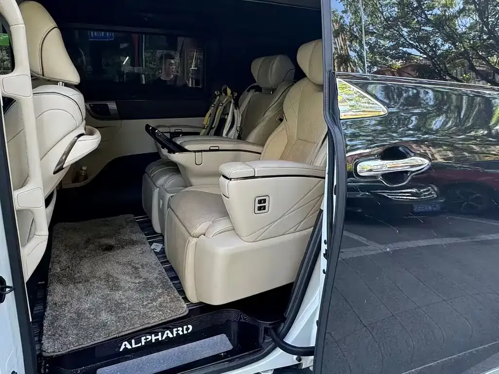 Toyota Alphard — фото 3