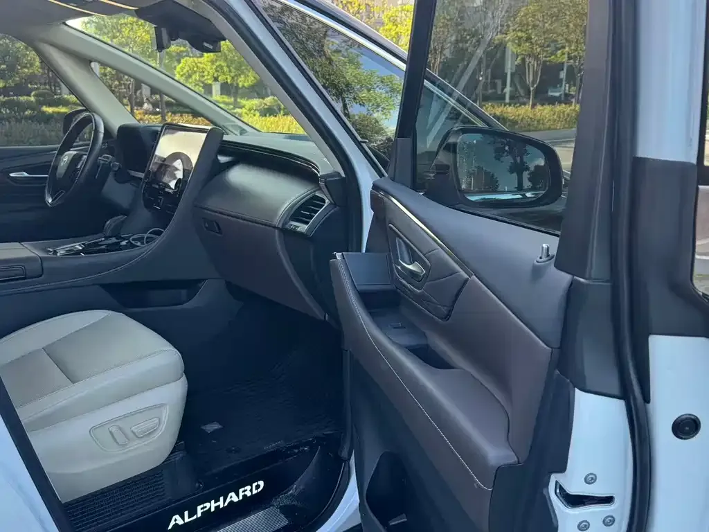 Toyota Alphard — фото 5