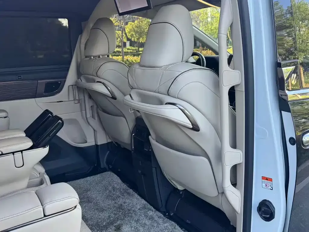 Toyota Alphard — фото 4