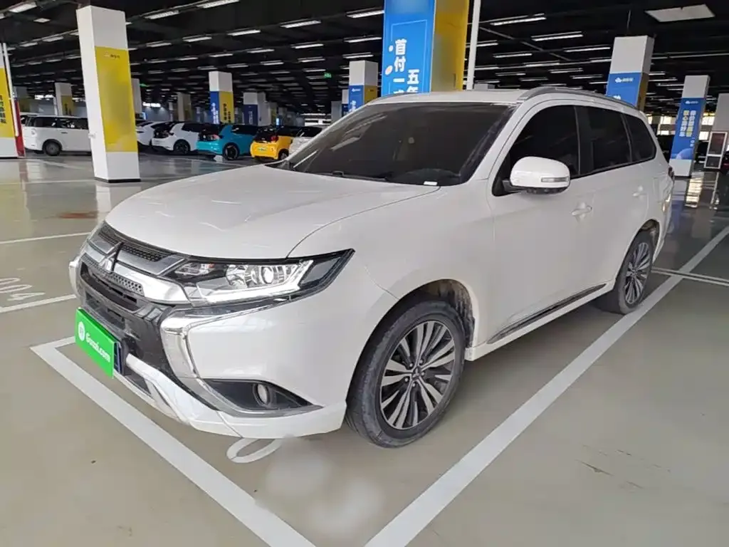 Mitsubishi Outlander — фото 1