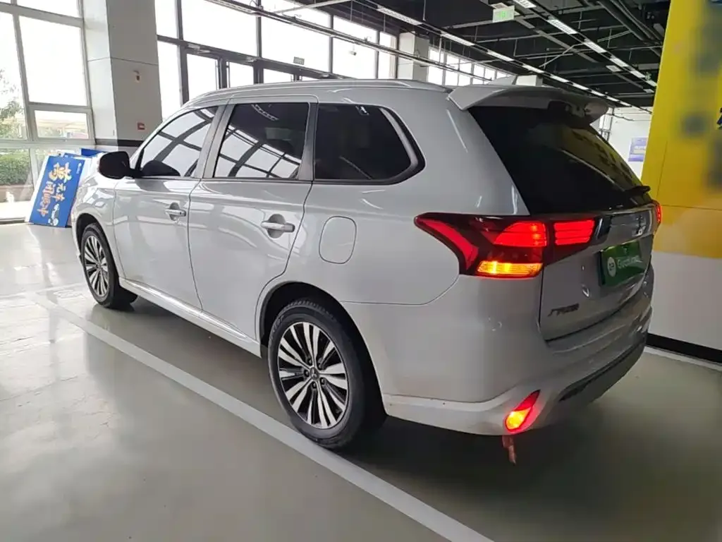 Mitsubishi Outlander — фото 8