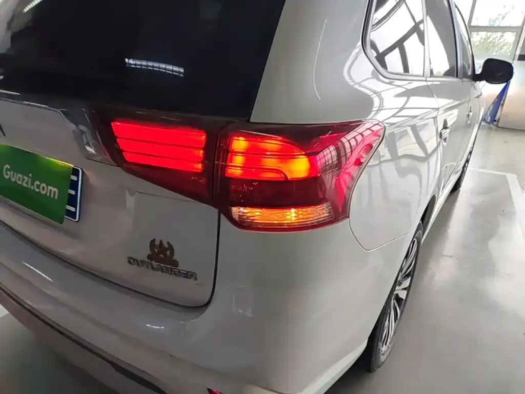 Mitsubishi Outlander — фото 5