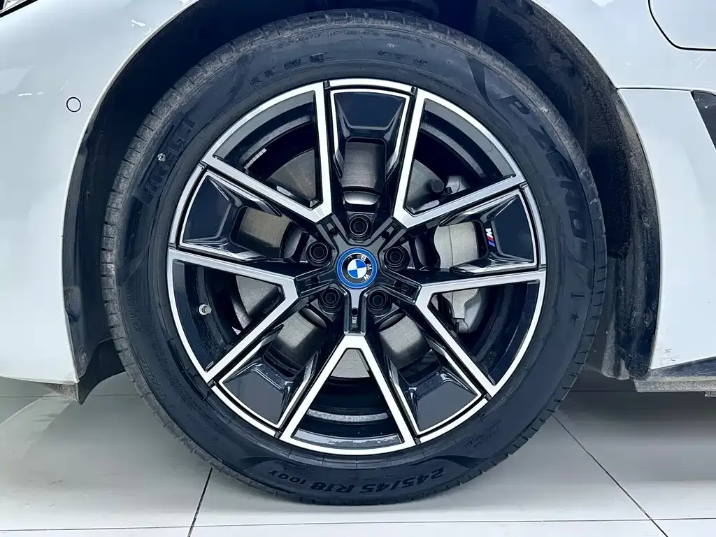 BMW i4 — фото 8