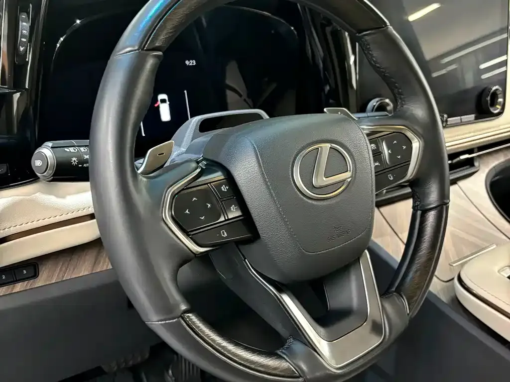 Lexus LM — фото 3