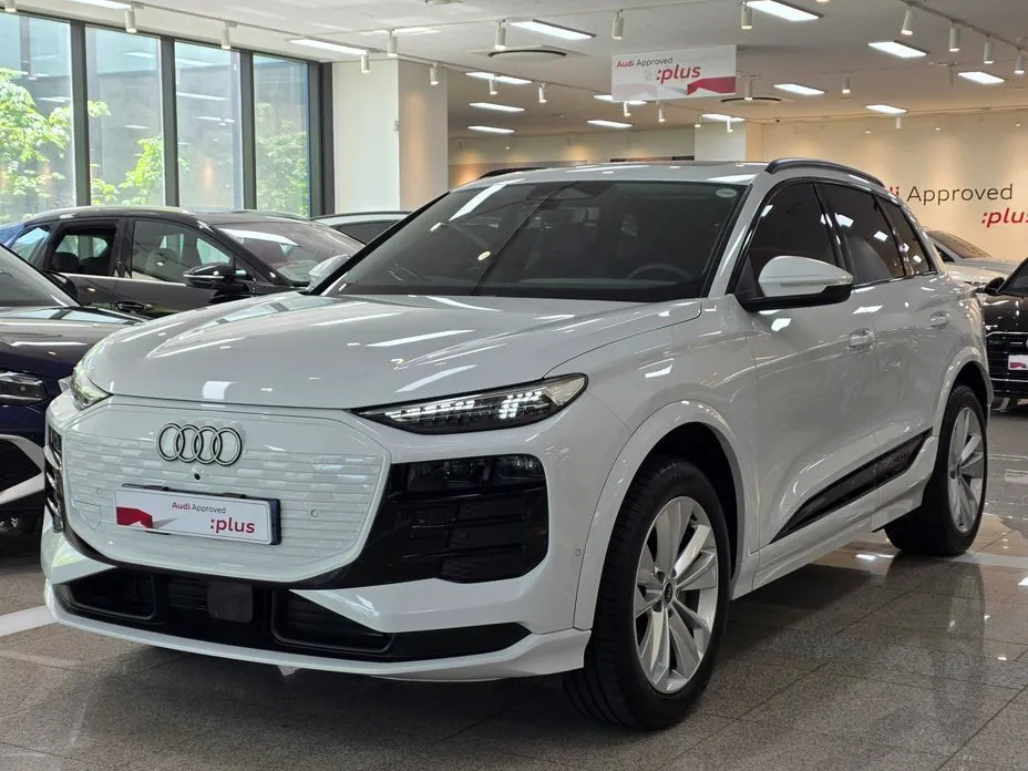 Audi Q6 e-tron — фото 1
