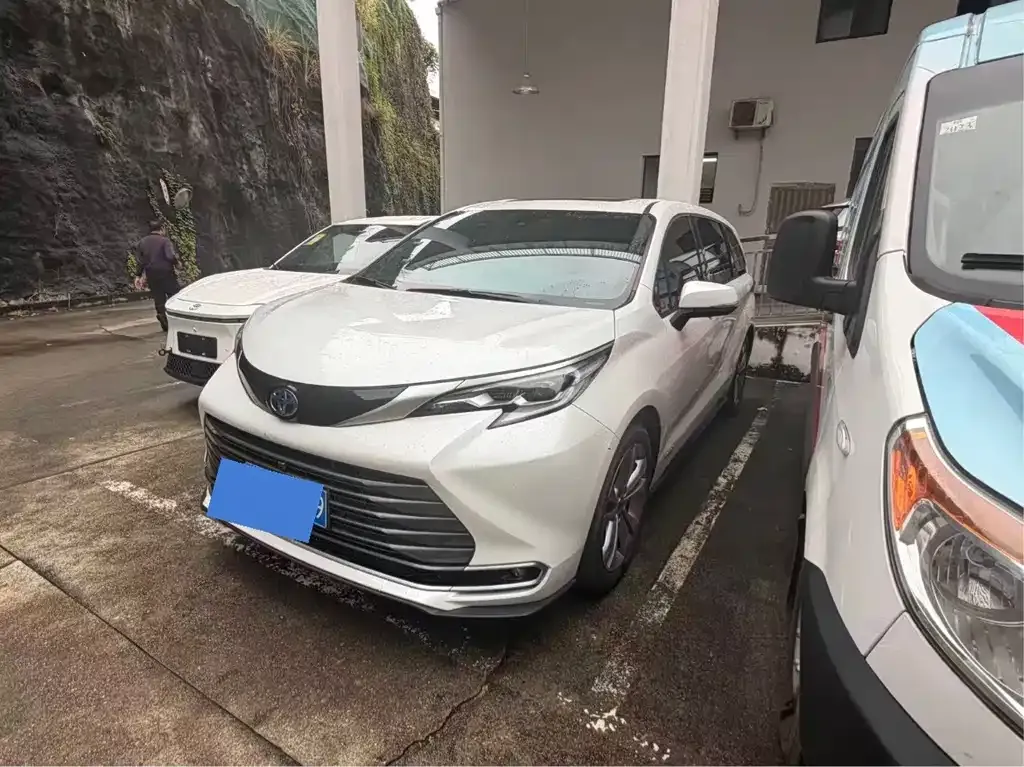 Toyota Sienna — фото 1