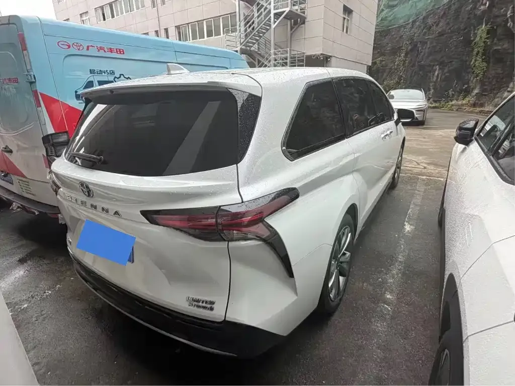 Toyota Sienna — фото 5