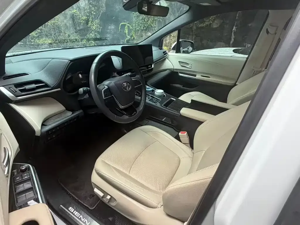 Toyota Sienna — фото 2
