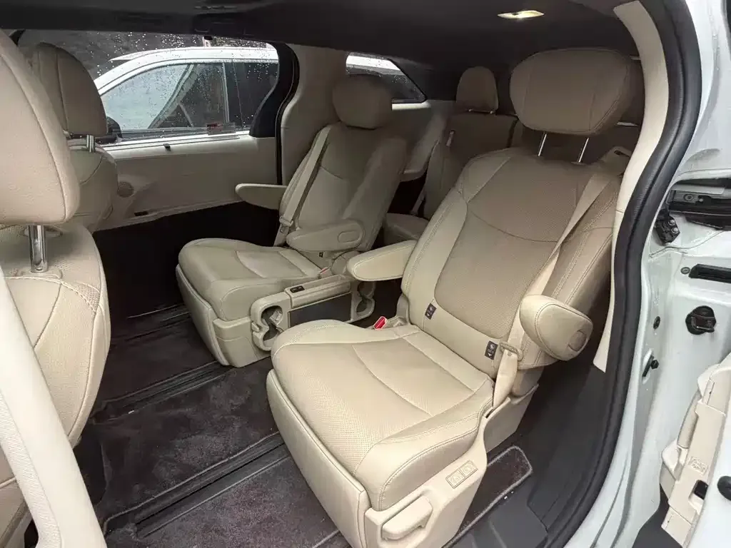 Toyota Sienna — фото 3