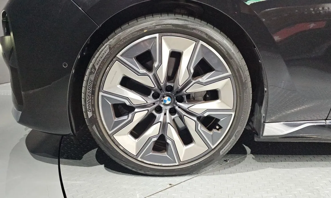 BMW i7 — фото 3