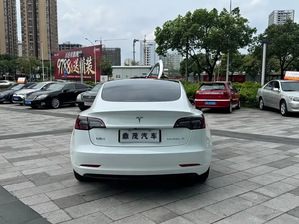 Tesla Model 3 — фото 4